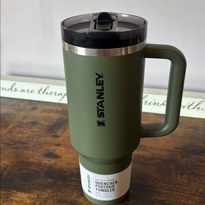 Stanley dried Pine Green Tumbler with Handle